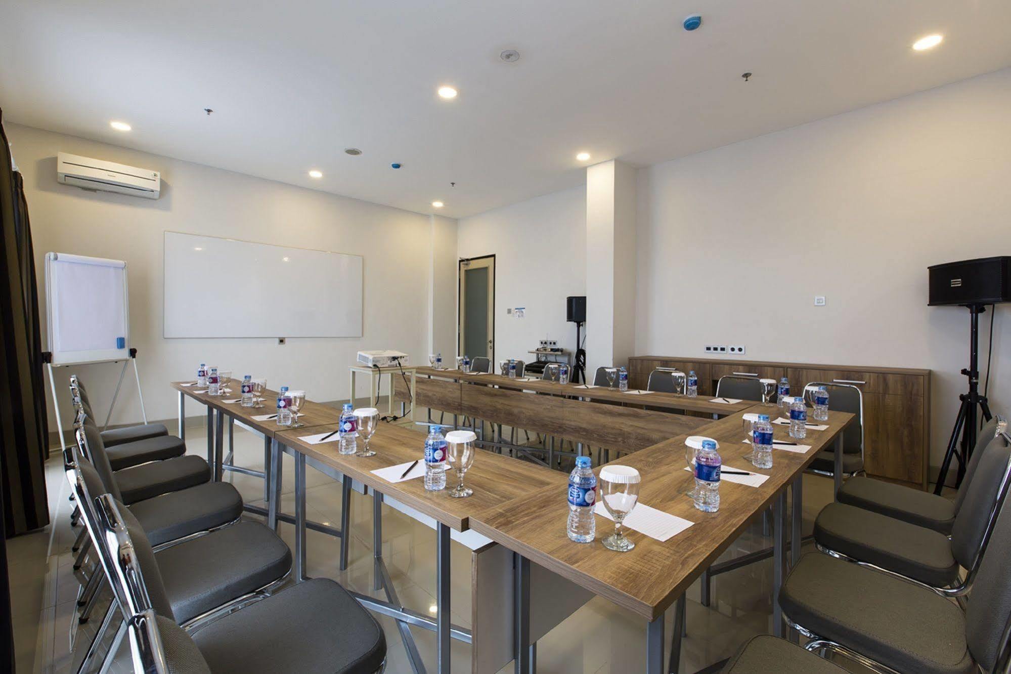 Sparks Odeon Sukabumi, Artotel Curated Esterno foto